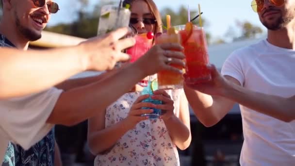Close view of friends having fun at poolside summer party, clinking glasses with fresh summer cocktails κοντά σε εξωτερική πισίνα ξενοδοχείου. Οι άνθρωποι τοστ πόσιμο χυμό σε πολυτελή βίλα σε αργή κίνηση. — Αρχείο Βίντεο