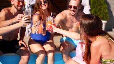 Çok ırklı arkadaş grubu yüzme havuzu partisinde kadeh tokuşturuyor, kokteyllerle bardakları tokuşturuyor. Mayolu mutlu gençler dans ediyor, şişme flamingolarla kulüplere gidiyor, lüks otellerde şilteler var..
