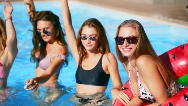 Mooie mooie mooie meisjes in bikini hebben pool party dansen met opblaasbare watermeloen floaty matras. Glamour ingerichte vrouwen in badmode, zonnebrillen hebben plezier ontspannen op zonnige zomerdag. Langzame beweging — Stockvideo