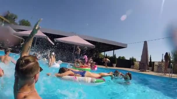 Homem blogueiro estilo de vida levando selfie vídeo com câmera de ação na piscina. Viagem vlogger filmes vlog de festa no resort de luxo espirrando água, se divertindo. Transmissão ao vivo. Movimento lento. — Vídeo de Stock