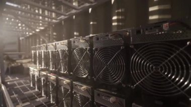 Bitcoin ASIC madencileri depoda. ASIC maden ekipmanları çelik konteynırdaki kripto para madenciliği için raflarda. Entegre devre birimleri depolama engelleme teknolojisi uygulaması.