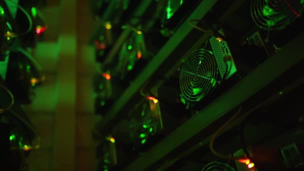 Penambang Bitcoin di peternakan besar. Peralatan tambang ASIC di rak berdiri tambang cryptocurrency dalam wadah baja. Aplikasi teknologi Blockchain spesifik datacenter sirkuit terintegrasi. Lampu ruang server. — Stok Video