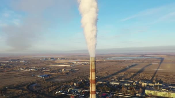 Luchtfoto van de thermische centrale. Drone vliegt over schoorsteen rookpijpen en koeltorens van industrieel gebied bij zonsondergang. Thermische elektriciteitscentrale van bovenaf zuigt de luchtemissies uit. — Stockvideo