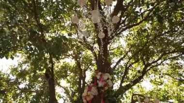 Düğün töreninde çiçekli ve çelenkli kristal avize. Tatil dekoru, köy tarzı.