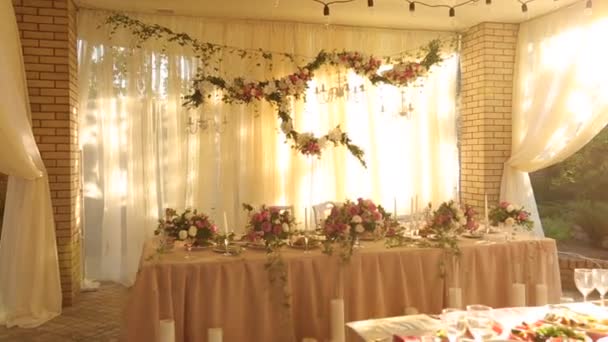 Décor de mariage accessoires de mariée séquence clip pack. compositions floristiques rustiques de fleurs, roses, robe, fleurs, lustre, guirlandes, anneaux et chaussures. Vidéo Full HD 1080p — Video