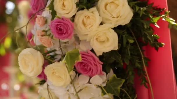 Decorazione di nozze mazzi di fiori e composizioni. Ferie floristiche di rose bianche e rosa — Video Stock