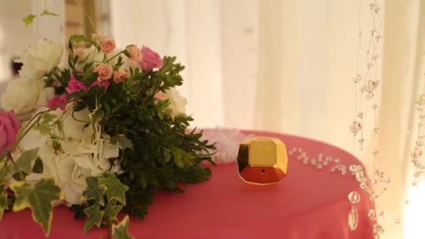 Decoração de casamento buquês de flores e composições. Férias florísticas de rosas brancas e rosa — Vídeo de Stock