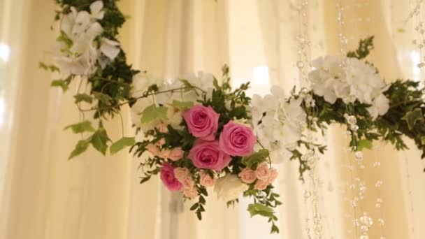 Wedding decor flower bouquets and compositions. Holiday floristics of white and pink roses — Stock Video