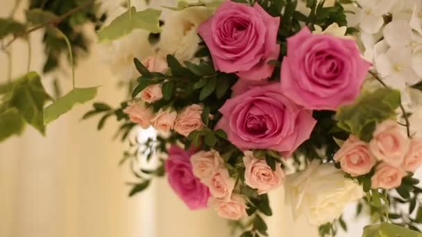 Svatební dekorace kytice a kompozice. Rekreační květinářství z bílých a růžových růží — Stock video