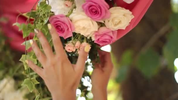 Svatební dekorace. Květinářství a dekoratéři dělat rustikální květinářský dekor s růžovými růžemi květinové skladby s rukama. FullHD 1080p záznam — Stock video