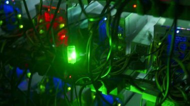 Bitcoin madencileri büyük çiftlikte. Kürsüdeki ASIC madencilik ekipmanları çelik konteynırdaki kripto para birimini rafa kaldırıyor. Entegre devre veri tabanında engelleme zinciri uygulaması. Sunucu odası ışıkları.