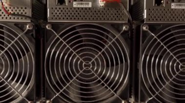 Bitcoin ASIC madencileri depoda. ASIC maden ekipmanları çelik konteynırdaki kripto para madenciliği için raflarda. Elektronikleri soğutmak için vantilatör ve vantilatör. Hava soğutucuları.