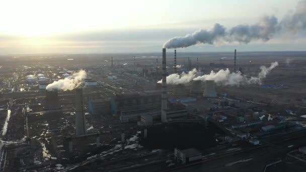 Flygfoto över värmekraftverk. Drönaren flyger över rökpipor och kyltorn i industriområdet vid solnedgången. Termisk elproduktion från ovan förbrukar utsläpp till luft. — Stockvideo