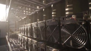 Bitcoin ASIC madencileri depoda. ASIC maden ekipmanları çelik konteynırdaki kripto para madenciliği için raflarda. Entegre devre birimleri depolama engelleme teknolojisi uygulaması.
