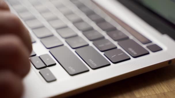 Detailní záběr stisku prstu zadejte klávesu na moderní klávesnici notebooku. Muž stiskne tlačítko pro zadání na notebooku. — Stock video