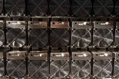 Bitcoin ASIC madencileri depoda. ASIC maden ekipmanları çelik konteynırdaki kripto para madenciliği için raflarda. Entegre devre birimleri depolama engelleme teknolojisi uygulaması.