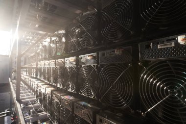 Bitcoin ASIC madencileri depoda. ASIC maden ekipmanları çelik konteynırdaki kripto para madenciliği için raflarda. Entegre devre birimleri depolama engelleme teknolojisi uygulaması.