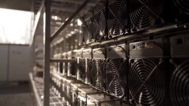 Bitcoin ASIC madencileri depoda. ASIC maden ekipmanları çelik konteynırdaki kripto para madenciliği için raflarda. Entegre devre birimleri depolama engelleme teknolojisi uygulaması.