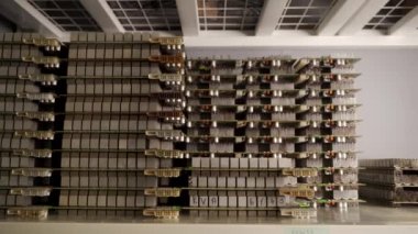 ASIC tamir merkezi deposunda alüminyum radyatörlü devre kartları basmış. Bitcoin madencileri, elektronik PCB parçalarının yerine yenilerini koyuyorlar. Kripto para birimi madencilik ekipmanları.