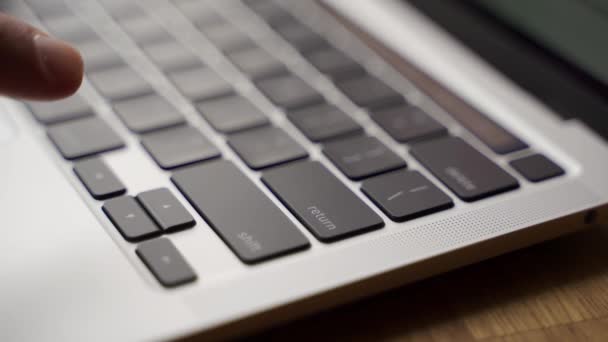 Il primo piano di pressione di dito entra in chiave su tastiera di computer portatile moderna. L'uomo preme il pulsante Invio sul notebook. — Video Stock