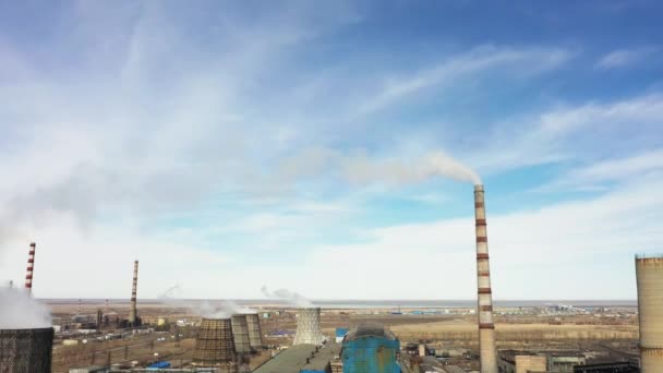 Flygfoto över värmekraftverk. Drönaren flyger över rökpipor och kyltorn i industriområdet vid solnedgången. Termisk elproduktion från ovan förbrukar utsläpp till luft. — Stockvideo