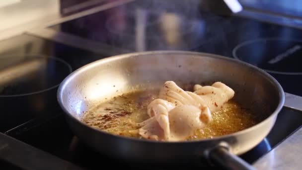 Calamari grigliati su padella calda. Chef cucina deliziosi calamari di mare nel menu estivo ristorante. Preparazione di cibo fresco alla griglia sulla festa di famiglia — Video Stock