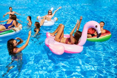Arkadaşların özel tatil köşkünde yüzme havuzunda parti veriyor. Mutlu gençler şişme flamingoda yüzer, güneşli bir günde lüks oteldeki şiltelerde kuğu yüzer. Bikinili kızlar güneşte yatar..