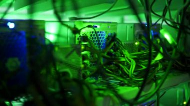 Bitcoin madencileri büyük çiftlikte. Kürsüdeki ASIC madencilik ekipmanları çelik konteynırdaki kripto para birimini rafa kaldırıyor. Entegre devre veri tabanında engelleme zinciri uygulaması. Sunucu odası ışıkları.