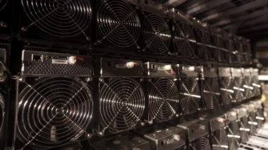Bitcoin ASIC madencileri depoda. ASIC maden ekipmanları çelik konteynırdaki kripto para madenciliği için raflarda. Entegre devre birimleri depolama engelleme teknolojisi uygulaması.
