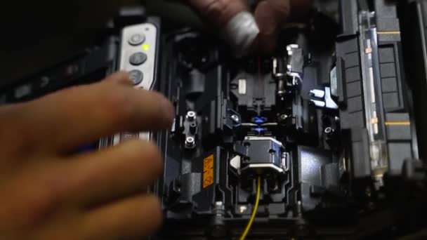 工人用焊机焊接光缆网线.服务人员焊接光纤.Internet service provider engineer working in server room with the optical fiber and router wiring. — 图库视频影像