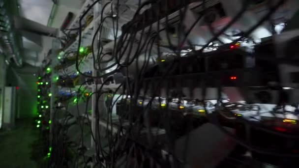 Mineiros Bitcoin em grande fazenda. Equipamento de mineração ASIC em estantes mina criptomoeda em recipiente de aço. Blockchain tecnologia aplicação específica circuito integrado datacenter. Luzes da sala do servidor. — Vídeo de Stock