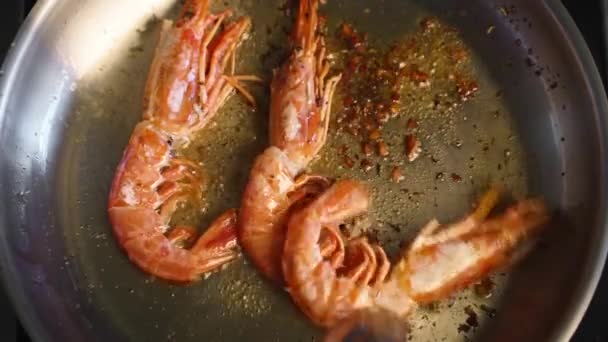 Primer plano de langostinos fritos en una sartén. Chef freír camarones reales en una sartén caliente. Preparación de alimentos de mar macro. — Vídeo de stock