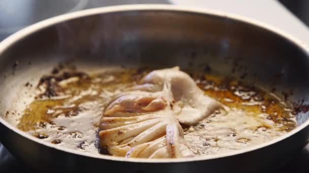 Inktvis grillen op hete pan. Kok koken heerlijke zeevruchten inktvis in restaurant zomermenu. Verse grill voedsel bereiding op familiefeest — Stockvideo