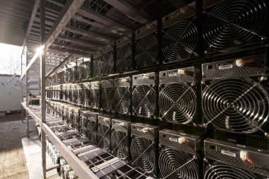 Bitcoin ASIC madencileri depoda. ASIC maden ekipmanları çelik konteynırdaki kripto para madenciliği için raflarda. Entegre devre birimleri depolama engelleme teknolojisi uygulaması.