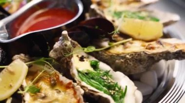 Lüks restoran ziyaretçileri için büyük bir tabakta pişirilmiş deniz ürünleri seti, ıstakoz karidesi, kral karidesi, midye, istiridye ve mürekkep balığı servis edilir. Bir tepside dönen geleneksel meditaryen yemek.