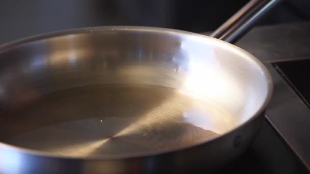 Braten Zutaten in die heiße Pfanne gegeben und der zerdrückte Knoblauch wird mit Thymianzweigen und Spinat und Pfeffer in Zeitlupe eingeschoben.. — Stockvideo