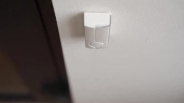 Parmağıyla kapı zili çalan biri. Adam birkaç kez kapı zili tuşuna basmış. Kurye kapıyı çalıyor..