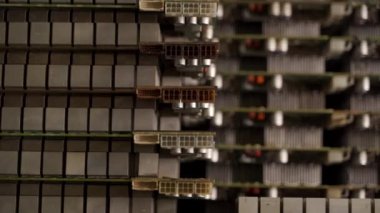ASIC tamir merkezi deposunda alüminyum radyatörlü devre kartları basmış. Bitcoin madencileri, elektronik PCB parçalarının yerine yenilerini koyuyorlar. Kripto para birimi madencilik ekipmanları.