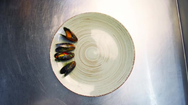 Stopmotion timelapse of delicious fresh mussels set served on large plate for luxury restaurant visitors. Chef serving traditional meditarian dish on a tray. Sea food snacks. — Stock Video