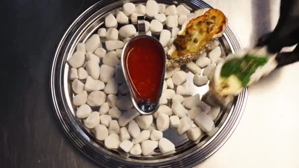 Timelapse di chef che serve frutti di mare misti, gamberetti aragosta, gamberetti re, cozze, ostriche, calamari sul piatto grande salver. Piatto tradizionale meditariano rotante sono serviti su vassoio in ristorante. — Video Stock