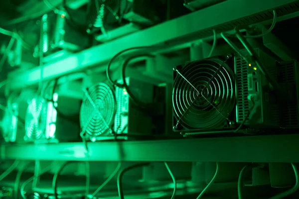 Bitcoin-Miner in einer großen Farm. ASIC-Bergbaugeräte auf Standbrettern fördern Kryptowährungen in Stahlcontainern. Blockchain-Technologie anwendungsspezifisches integriertes Schaltungsrechenzentrum. Serverraumbeleuchtung. — Stockfoto