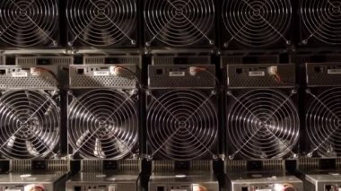 Bitcoin ASIC madencileri depoda. ASIC maden ekipmanları çelik konteynırdaki kripto para madenciliği için raflarda. Entegre devre birimleri depolama engelleme teknolojisi uygulaması.