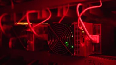 Bitcoin madencileri büyük çiftlikte. Kürsüdeki ASIC madencilik ekipmanları veri tabanında kripto para birimini rafa kaldırıyor. Entegre devre donanımı engelleme teknolojisi uygulaması. Kırmızı ışıklarda sunucu hatası.