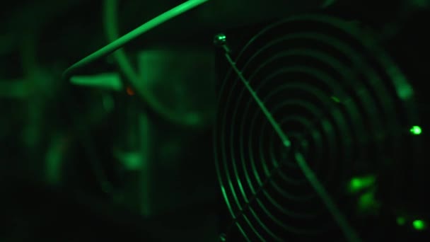 Bitcoin mineurs dans la grande ferme. L'équipement minier ASIC sur des supports de stand mine crypto-monnaie dans un conteneur en acier. Technologie blockchain. Ventilateurs d'alimentation et grilles. Salle de serveur clignotant lumières. — Video