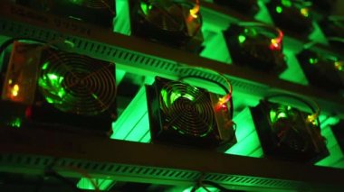 Bitcoin madencileri büyük çiftlikte. Kürsüdeki ASIC madencilik ekipmanları çelik konteynırdaki kripto para birimini rafa kaldırıyor. Entegre devre donanımı engelleme teknolojisi uygulaması. Sunucu odası ışıkları.