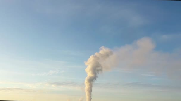 Luftaufnahme des thermischen Kraftwerks. Drohne fliegt bei Sonnenuntergang über Rauchrohre und Kühltürme im Industriegebiet. Thermische Stromerzeugungsanlage von oben führt zu Luftverschmutzung. — Stockvideo