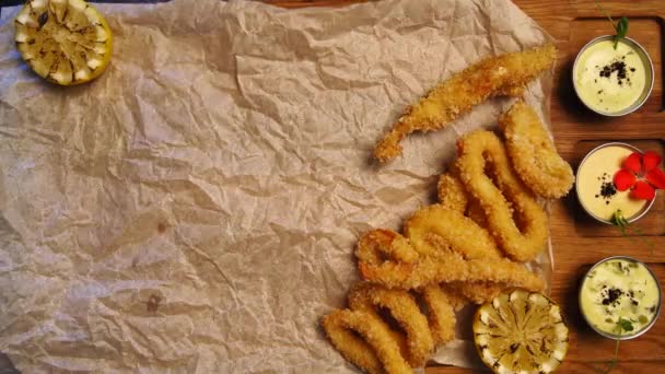 Timelapse di chef che serve pesce fritto in profondità mescolare la composizione del cibo set. Cook mette anelli di calamari, spratto, gobies, ostriche su un vassoio in un ristorante asiatico di lusso. Deliziosi spuntini e salse nel caffè. — Video Stock