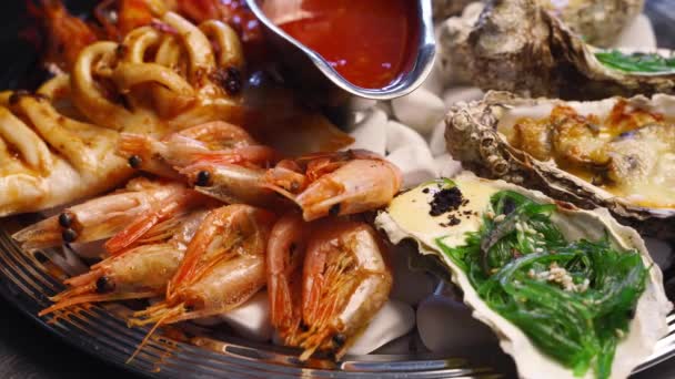 Chef som serverar blandade skaldjur, hummerräkor, kungsräkor, musslor, ostron, bläckfisk på salver stor tallrik. Traditionell meditarisk maträtt roterande serveras på bricka i lyxig restaurang. — Stockvideo