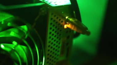 Kripto para çiftliğindeki bitcoin madencilik ASIC ekipmanına bağlı ethernet kablo rj-45 bağlantılarının makro görüntüsü. Ağ panolarındaki internet prizleri veri tabanındaki ışıklarla yanıp sönüyor.
