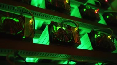 Bitcoin madencileri büyük çiftlikte. Kürsüdeki ASIC madencilik ekipmanları çelik konteynırdaki kripto para birimini rafa kaldırıyor. Entegre devre donanımı engelleme teknolojisi uygulaması. Sunucu odası ışıkları.
